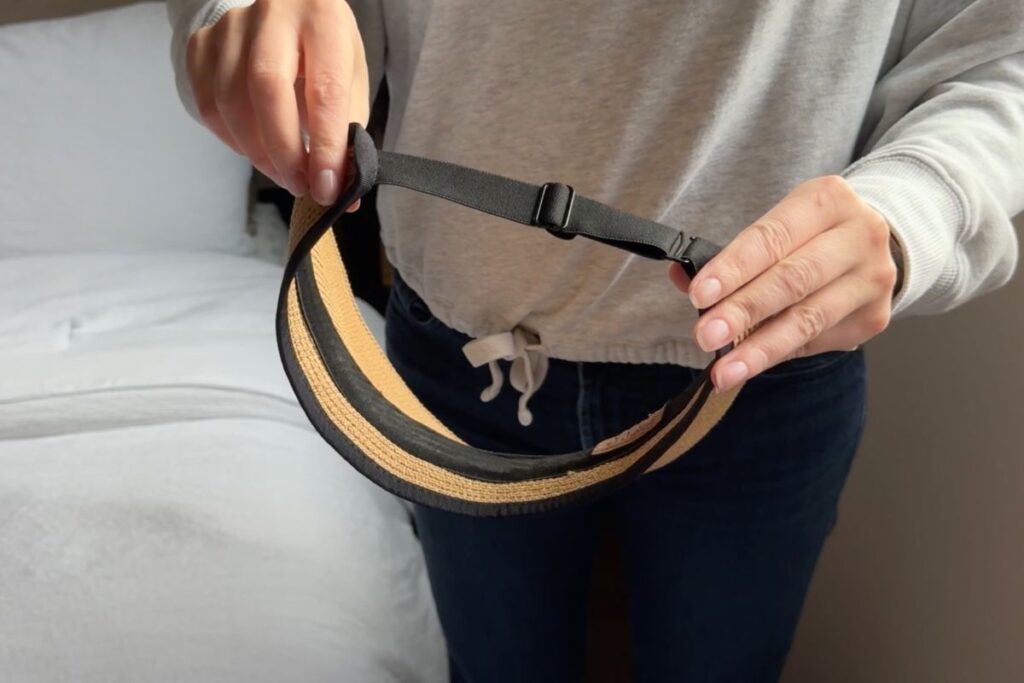 Adjustable strap on the sun visor