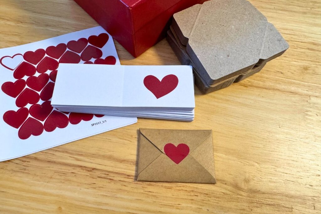 Mini blank note cards with hearts and envelopes