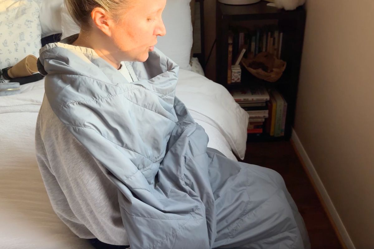 Shelley wearing the Gravel Travel blanket