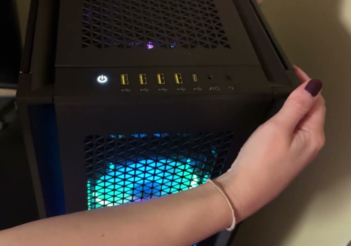 Top front edge of the Corsair 7000D AIRFLOW showing the power button, four USB ports, a USB-C port and the audio jack above the mesh front panel