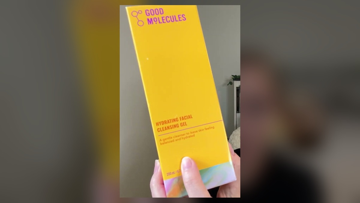 The yellow Good Molecules Hydrating Facial Cleansing Gel box, front side, with the product name and 200 mL size printed on it
