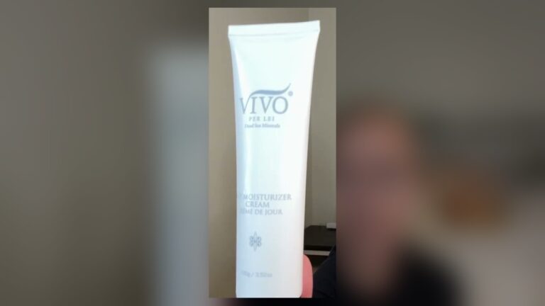 White Vivo Per Lei Dead Sea Minerals Day Moisturizer Cream tube held upright