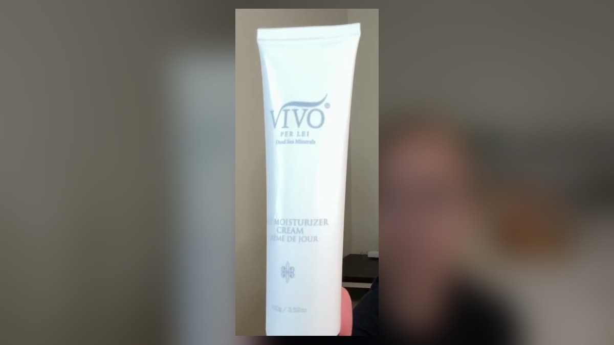 White Vivo Per Lei Dead Sea Minerals Day Moisturizer Cream tube held upright